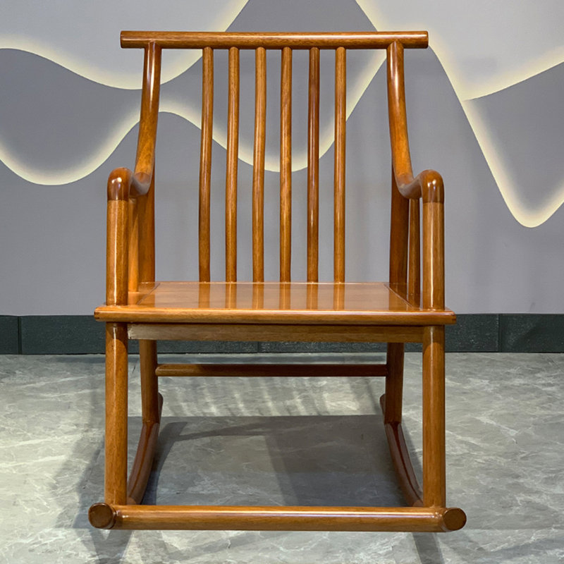 Chaise berçante en bois massif