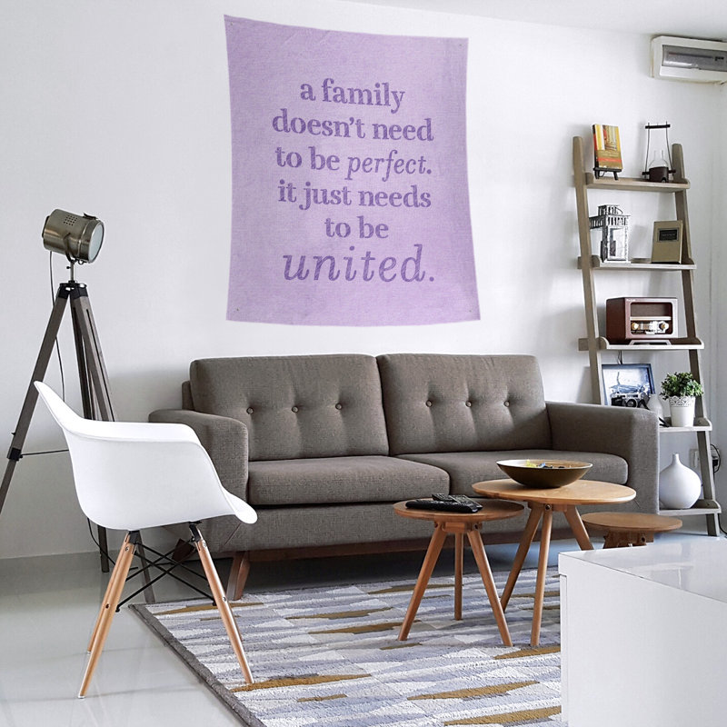 Tapisserie de polyester, citation à la famille love, H 60 po x l 51 po, Mauve