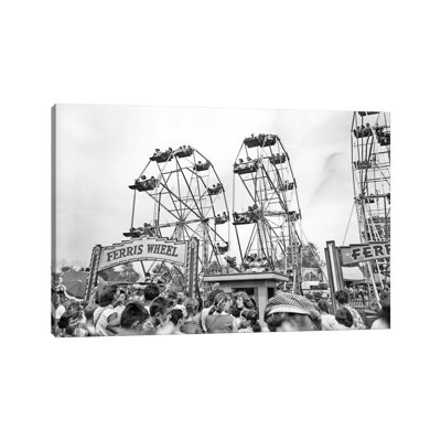 Les années 1960, des adolescents alignés à la billetterie pour rouler sur l'une des trois grandes roues à County Fair