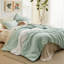 Ensemble d'édredon pour lit simple - ensemble de literie 5 pièces vert sauge pour lit toutes saisons, lit contrastant de style bohème dans un sac avec édredon, draps, taie d'oreiller et taie décorative-105522624-105522625