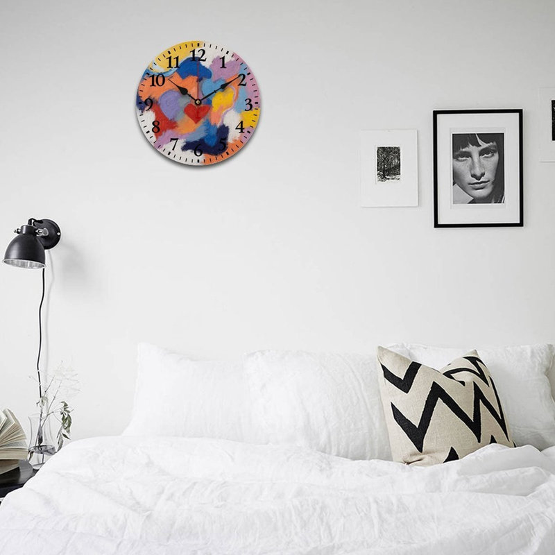 Horloge murale multicolore à motif abstrait en forme de cœur 12 po x 12 po