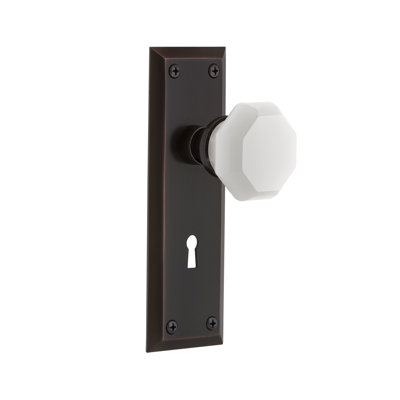 Assiette New York avec trou de serrure décoratif et bouton lait blanc Waldorf