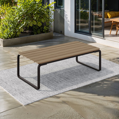 Table basse rectangulaire avec plateau à lattes et base en aluminium
