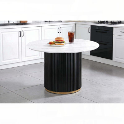 Table de salle à manger ronde en faux marbre avec base en métal noir Wave et garniture dorée (46 po, sièges 4)