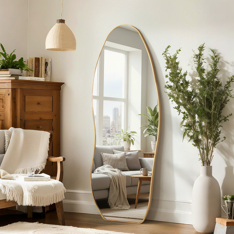 Miroir moderne moderne irrégulier avec cadre en aluminium, conception murale ou autoportante, Doré, 63 po x 23,6 po