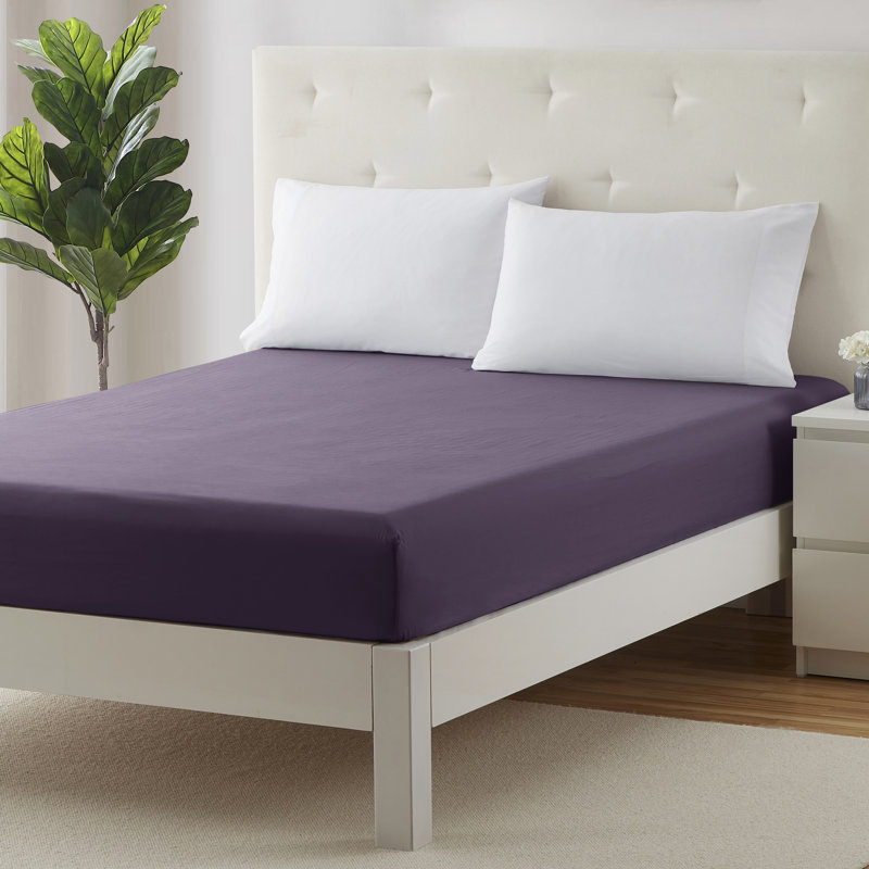 Les draps-housses en microfibre douce sont conçus pour évacuer l'humidité et peuvent contenir jusqu'à 16 po de profondeur