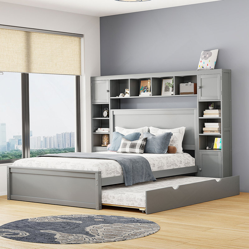 Grand lit luxueux avec armoire intégrée, tablette et prises pour une expérience de sommeil organisé et connecté