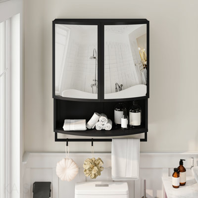 Armoire à double porte avec tablette ouverte et porte-serviettes