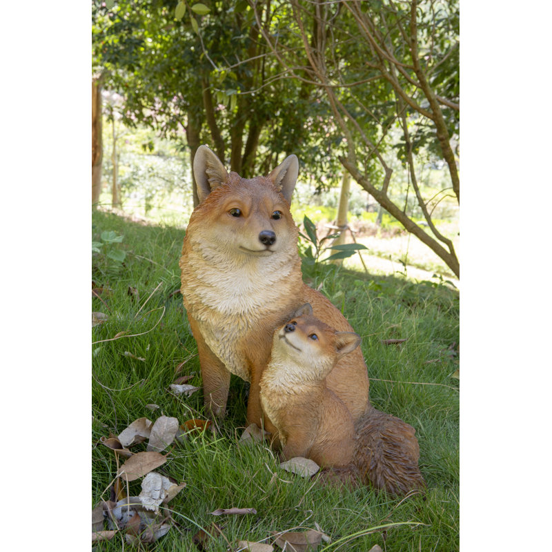 Mère et bébé renard assis