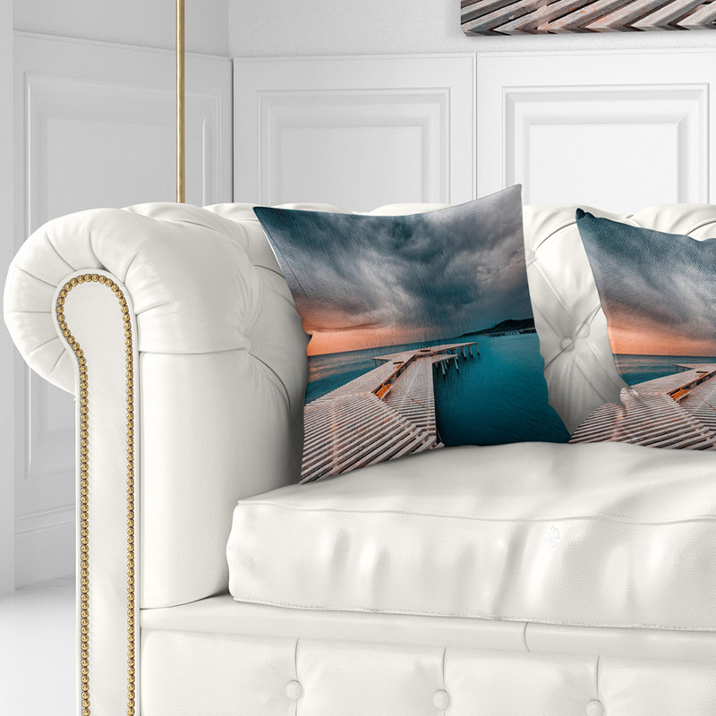 Pier in Ocean in Cloudy Day - Coussin imprimé Pier & Bridge, 16 po x 1 po, Coussin décoratif