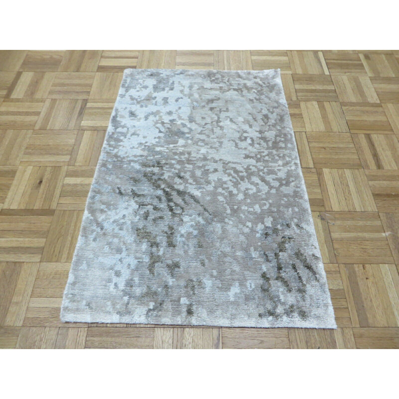 Tapis gris en soie noué à la main de conception unique 1 pi 11 po x 3 pi Bettine