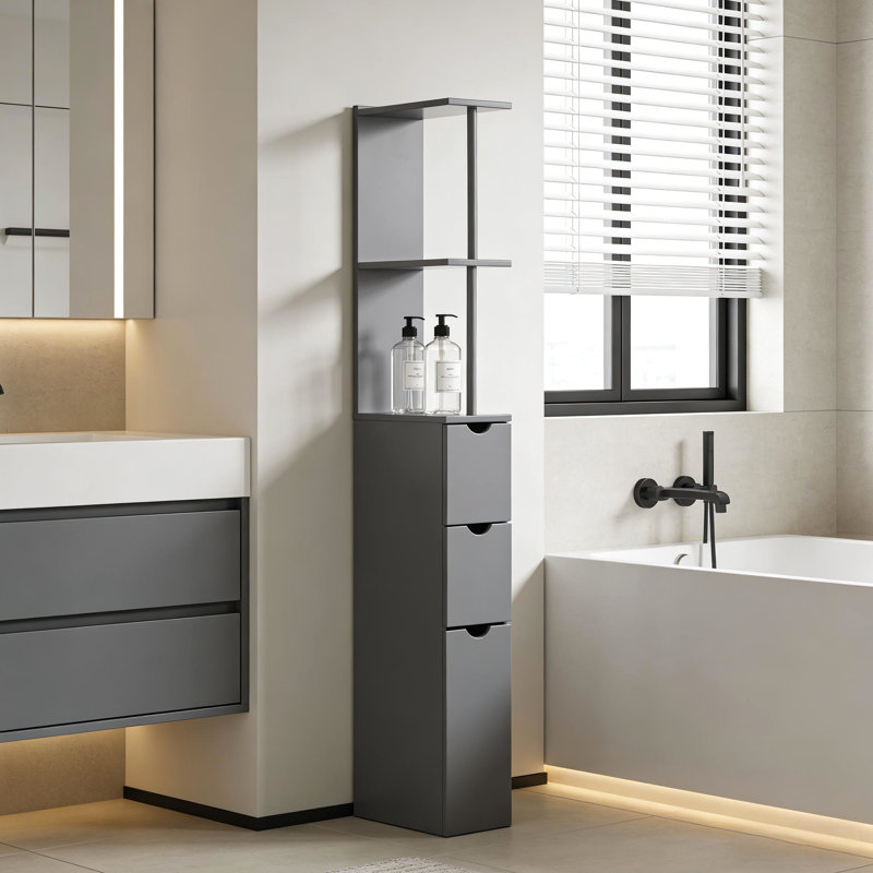 L'armoire de salle de bain grise mince avec deux tablettes ouvertes et trois tiroirs peut être fixée au mur pour un grand rangement pour les articles.