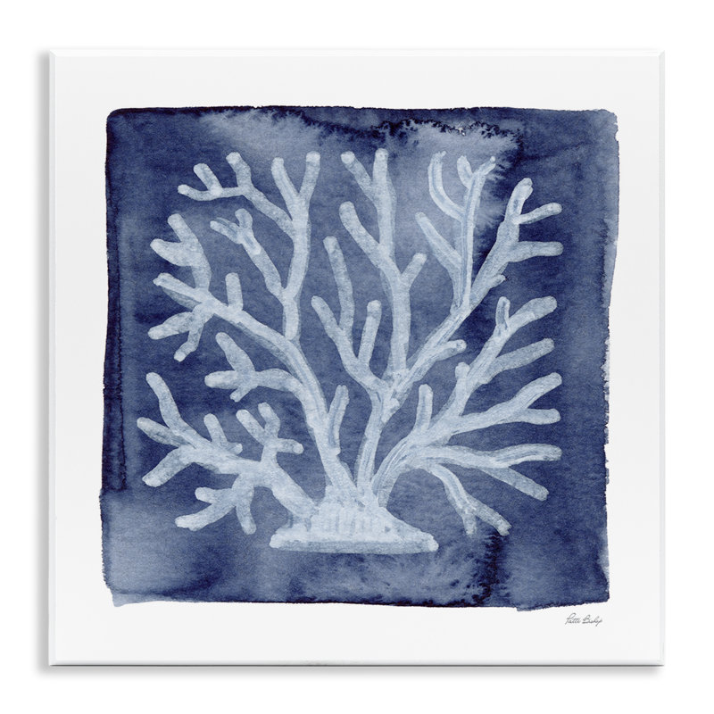 Plaque murale corail blanc sur indigo, design par Patti Bishop