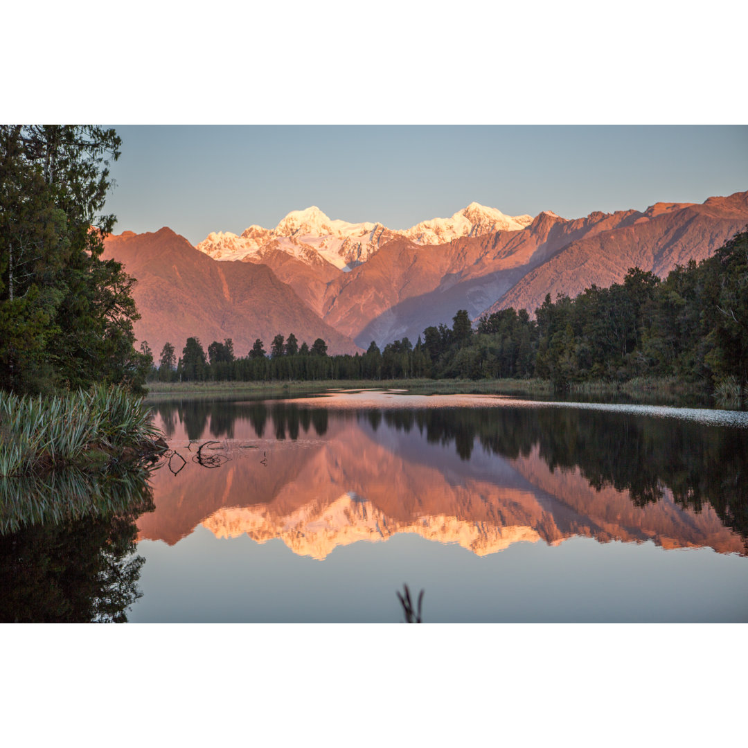 Landschaftliche Aussicht auf Bäume und Berge Reflexion im Matheson See