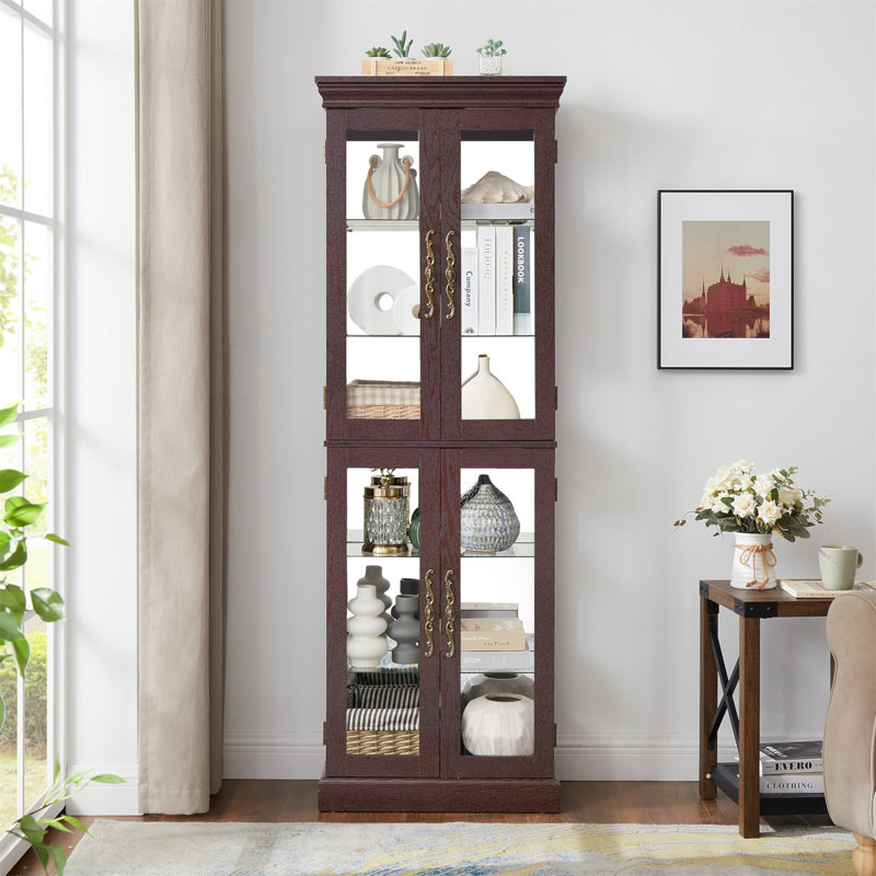 Vitrine lumineuse en verre avec tablettes réglables et cadre en bois, parfaite pour mettre en valeur des objets de collection dans le salon ou la cuisine