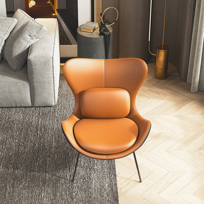 Fauteuil à oreilles rembourré en cuir avec coussins