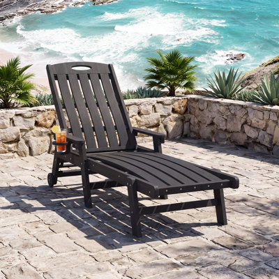 Chaise longue d'extérieur réglable en PEHD avec roulettes et porte-gobelet, inclinable en 5 positions, idéale pour la piscine.