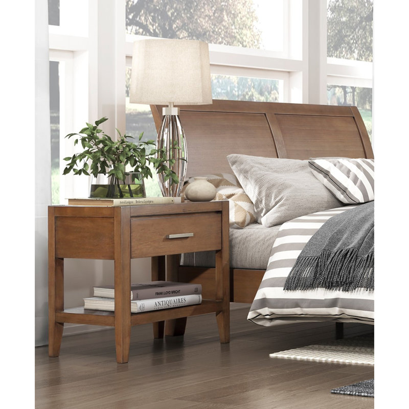 Table de chevet transitionnelle brun clair avec tiroir et tablette ouverte pour l'organisation de la chambre à coucher