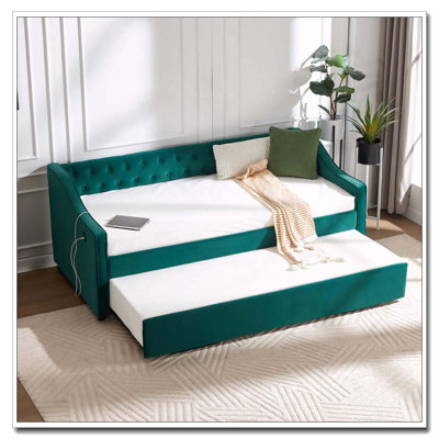 Lit de jour rembourré avec couchette, port USB, poches latérales, lit de jour en velours avec bouton sur le dos et passepoil sur les accoudoirs ondulés