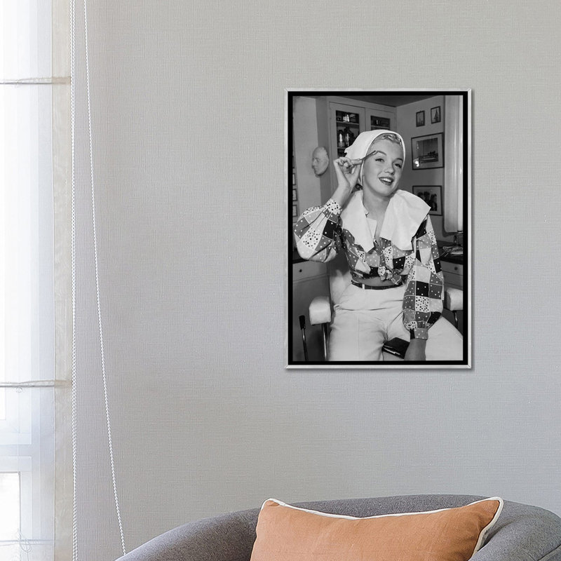 Marilyn Monroe Eye Brow Grooming - reproduction de photo, H 26 po x l 18 po x 1,5 po, Toile avec cadre argenté, Aucun mat