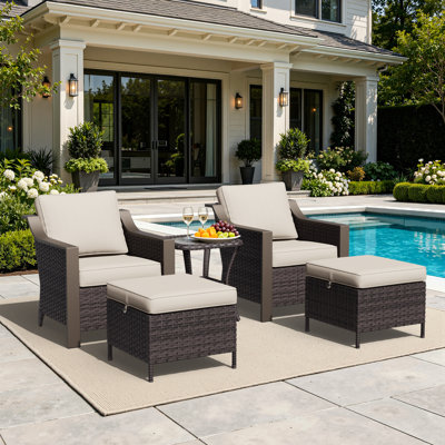 Ensemble de patio extérieur en osier 5 pièces avec chaises, repose-pieds, table d'appoint et coussins beiges en PE