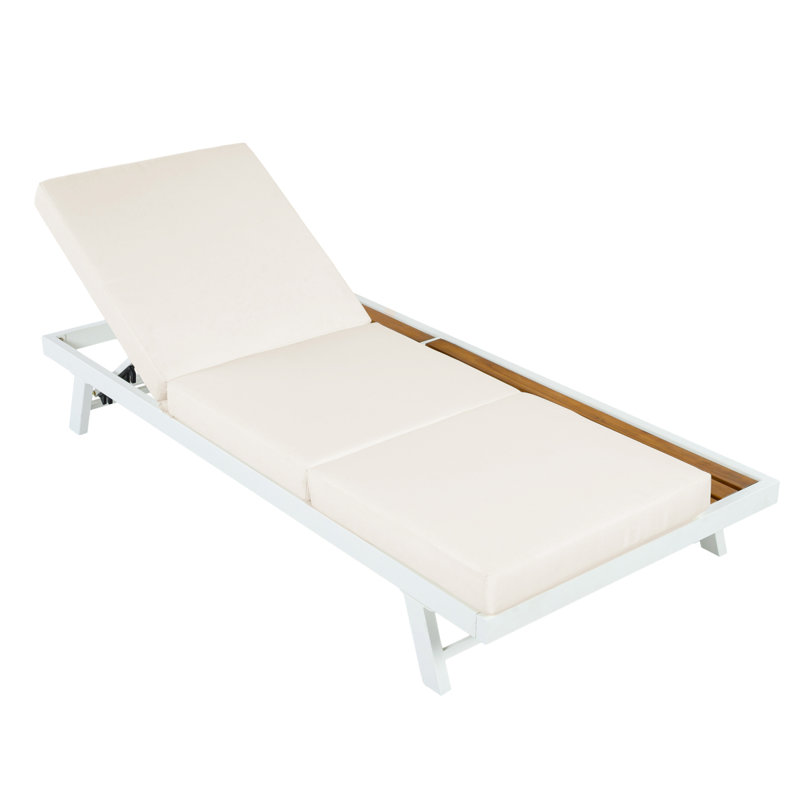 Ensemble de chaises longues en fer blanc et teck avec coussin crème, capacité de 400 lb, coussin de 3 po d'épaisseur résistant à l'eau, dossier réglable avec surface de rangement plate pour patio