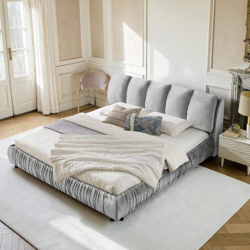 Très grand lit de luxe américain 80 po Rovēna avec tête de lit capitonnée à haute densité et détails en velours plissé, Gris
