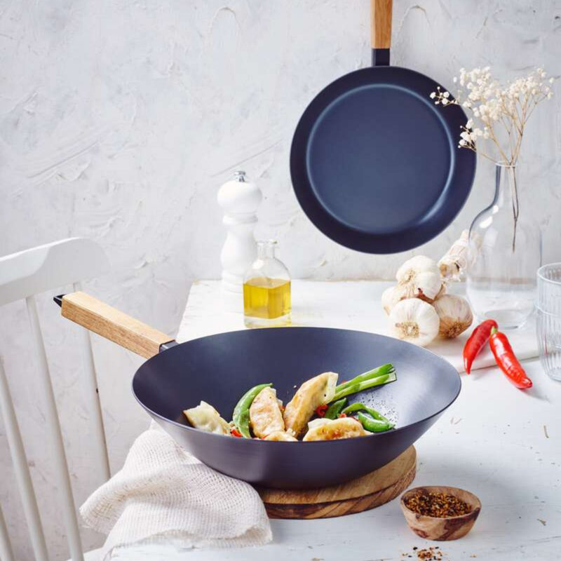 Wok en acier au carbone 12 po Alva Forest - naturellement antiadhésif