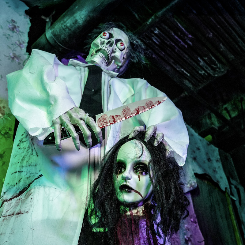 Haunted Hill Farm 5 pi 7 po Zombie Halloween avec yeux rouges brillants, couteau sanglant et tête décapitée