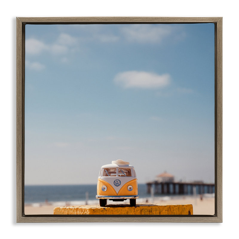 Cadre flottant de modèle de voiture rétro à la plage, design par Ashley Singleton, H 25 po x l 25 po