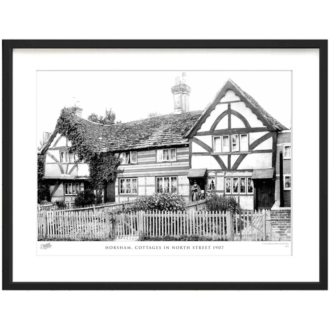 Gerahmtes Papierbild - Fotografie „Horsham, Cottages in North Street 1907” von Francis Frith