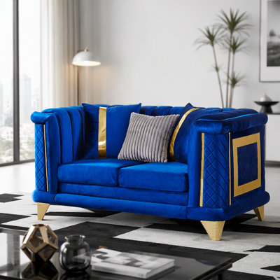 Causeuse de luxe 69 pouces en velours avec bordure en acier inoxydable doré et texture brodée, canapé capitonné victorien de style Mid-Century pour salon avec 1 fourrure et 2 coussins dorés, bleu