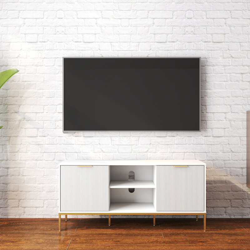 Meuble télé de salon moderne pour 60 à 69 pouces, portes à double vague, décor de tablette ouverte centrale, tablette mobile, armoire blanche avec livres et appareils de présentation en forme de pouces dorés, réglable