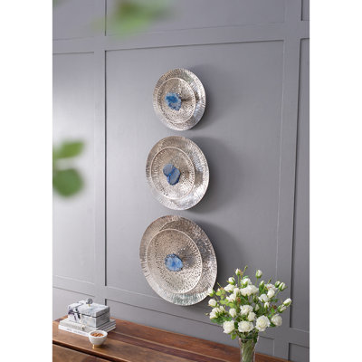 3 disques décoratifs texturés argentés. Pour le salon, la chambre à coucher, le vestibule, le bureau. Métallique avec incrustation d'agate. Fixation dissimulée. Dimensions: 20 x 20 x 4, 16 x 16 x 4, 12,5 x 12,5 x 4 pouces. 7,6 lb de 3. Rehausse