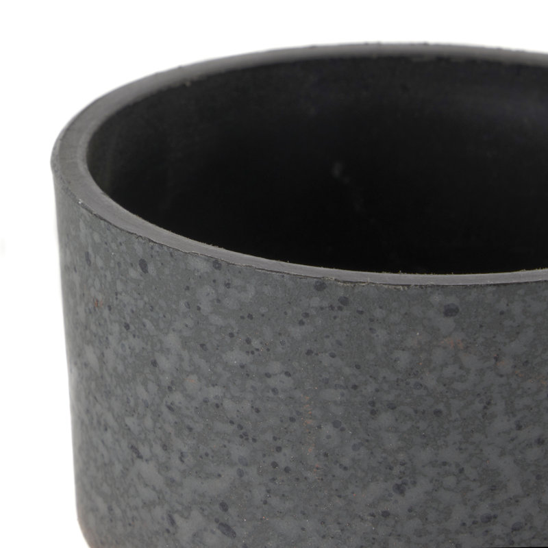 Pot à fleurs en plastique