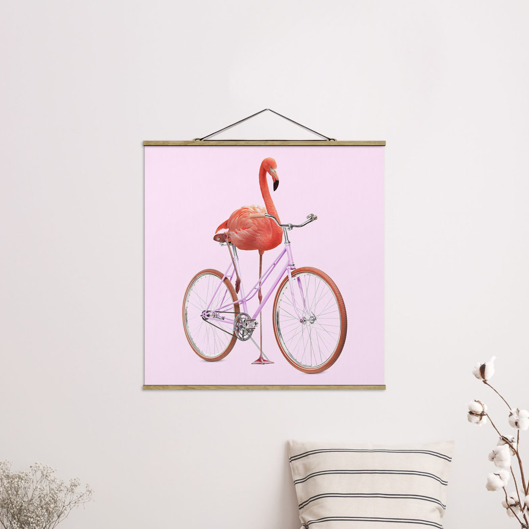 Stoffbild Mit Posterleisten - Jonas Loose - Flamingo Mit Fahrrad - Quadrat 1:1