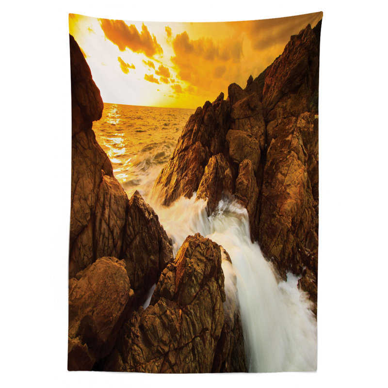 Coucher de soleil et vagues sur des pierres sauvages tropicales sur la plage céleste, nappe d’été, 90 po x 60 po