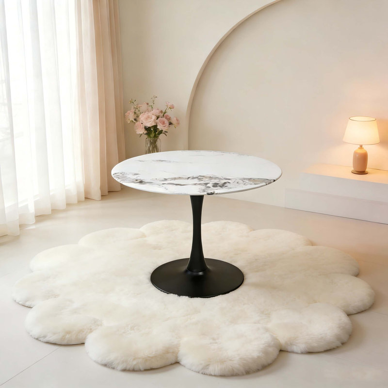 Table de salle à manger ronde à motif de marbre avec piètement en métal robuste, idéale pour une cuisine ou un bureau moderne.