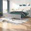 Grand lit plateforme robuste et moderne en bois massif