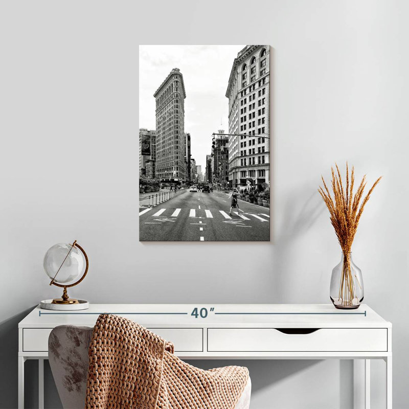 Aime The Flatiron Building, H 24 po x l 16 po