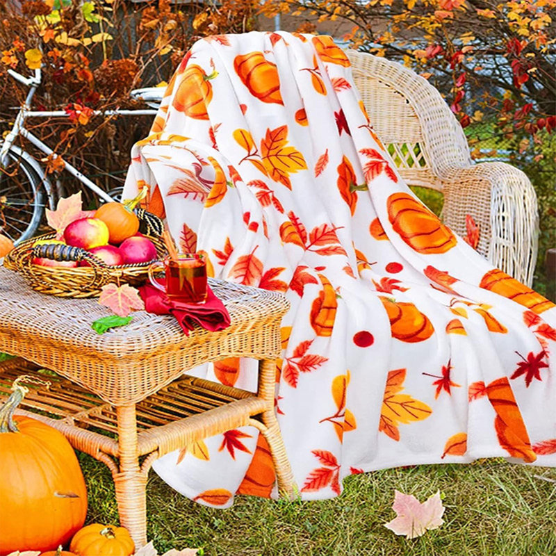 La couverture de citrouille d'Halloween à motif de feuille d'érable et de flanelle à motif de feuille d'érable de Kondieu mesure 39,4 x 51,2 pouces.