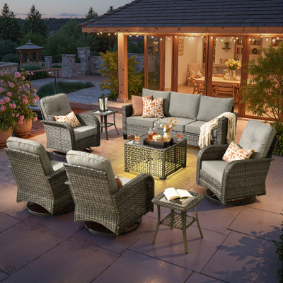 Chaises berçantes pivotantes pour l'extérieur en osier 8 pièces avec table basse à énergie solaire, ensemble de canapé à dossier haut toutes saisons, ensemble de meubles de patio avec coussins