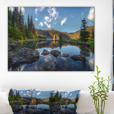 Lac de montagne entouré d'arbres - reproduction de photo sur toile