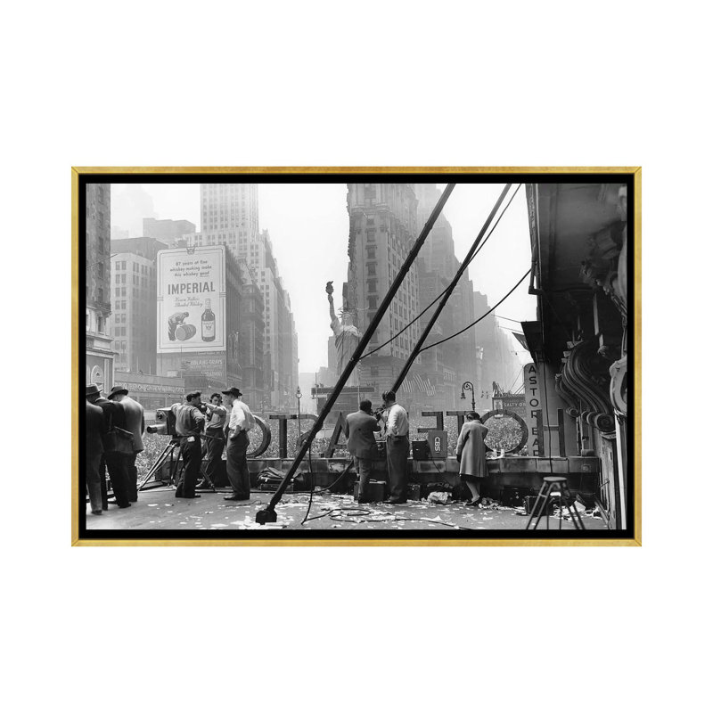 «V-E Day (Times Square, NYC 1945)» par Ruth Orkin - reproduction de photo, H 18 po x l 26 po x P 1,5 po, Toile encadrée d'or