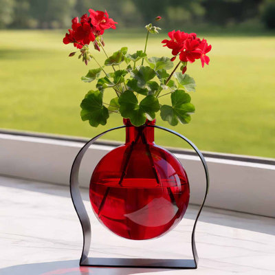 Vase de table en verre recyclé et support en métal arqué Diredra, capacité de 8,5 oz, rouge