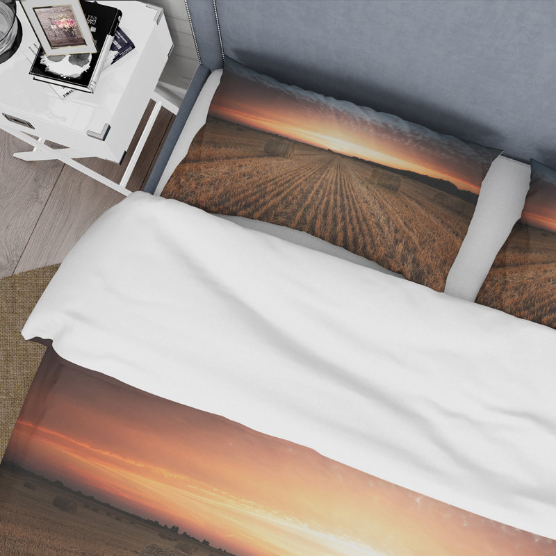 Paysage avec un champ rempli de balles de foin au coucher du soleil - Ensemble de housse de couette floral - Polyester en microfibre