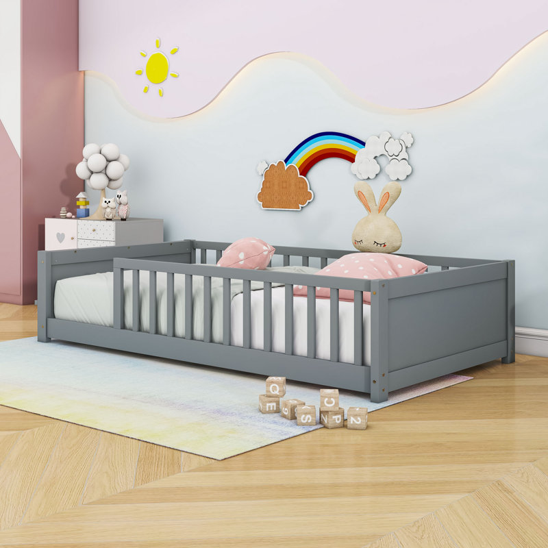 Lit plateforme simple en bois avec support pour livres et clôture, gris