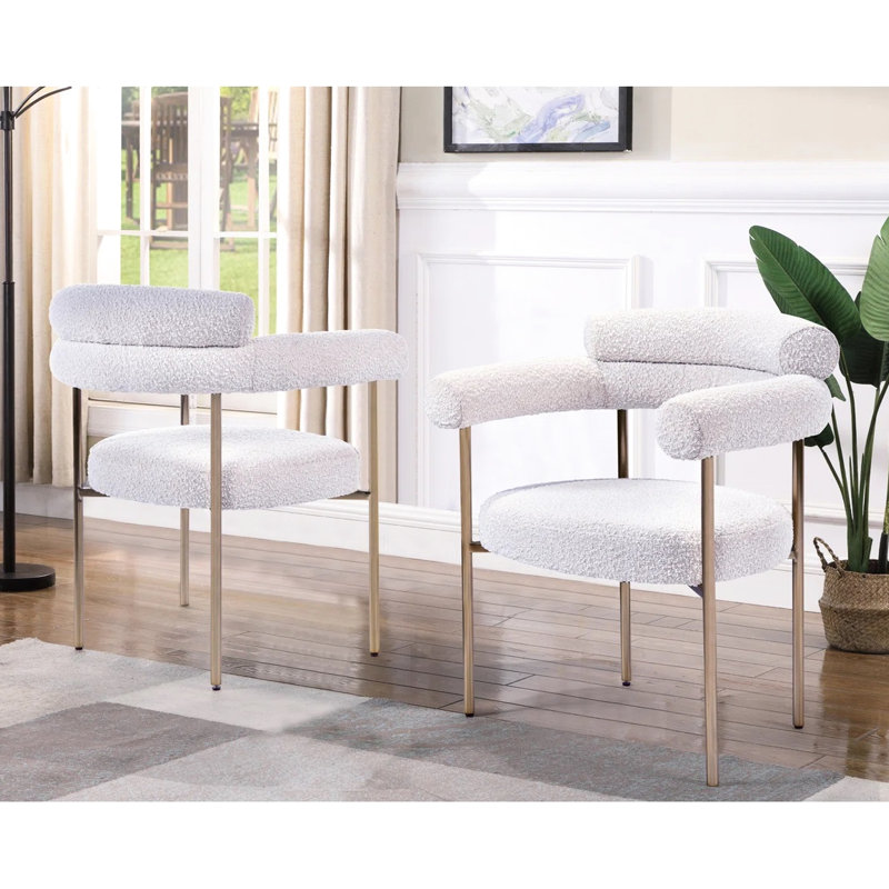 Fauteuil en tissu crème avec 2 pieds en métal brossé, conception solide, sièges mi-fermes, assemblage minimal pour la salle à manger, garniture simple