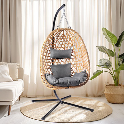 Balancelle en osier pour une personne avec support, idéale pour l'intérieur et l'extérieur.