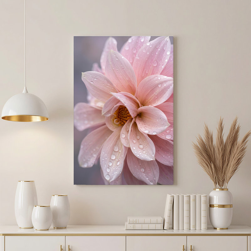 Dahlia rose avec gouttelettes d'eau et toile jaune au centre, H 24 po x l 16 po